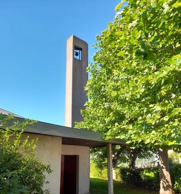 Un temple protestant contemporain et son vitrail exceptionnel