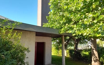 Un temple protestant contemporain et son vitrail exceptionnel
