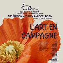 Visite d'une exposition collective d'art contemporain dans une ancienne ferme lorraine et son jardin