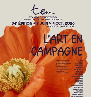 Visite d'une exposition collective d'art contemporain dans une ancienne ferme lorraine et son jardin