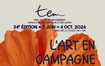 Visite d'une exposition collective d'art contemporain dans une ancienne ferme lorraine et son jardin