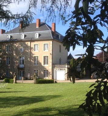 Un seul indice et ce petit château révèle enfin son histoire, du XVIIIe à nos jours