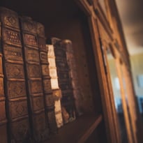 Découverte de la bibliothèque d'une abbaye