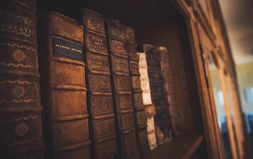 Découverte de la bibliothèque d'une abbaye