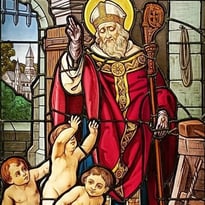 A la découverte d'un vitrail de saint Nicolas peint par le maître-verrier Joseph Benoit.