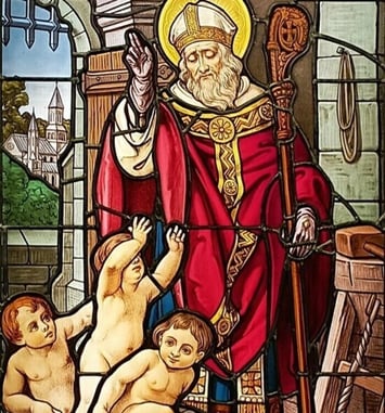 A la découverte d'un vitrail de saint Nicolas peint par le maître-verrier Joseph Benoit.