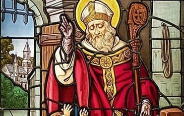 A la découverte d'un vitrail de saint Nicolas peint par le maître-verrier Joseph Benoit.