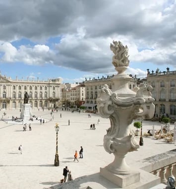 Laissez-vous guider dans un hôtel de Ville et ses espaces du XVIIIᵉ siècle