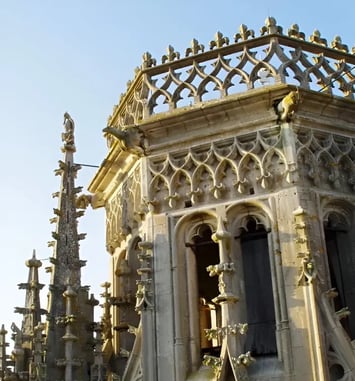 Exploration des charpentes et des hauteurs d'une cathédrale gothique