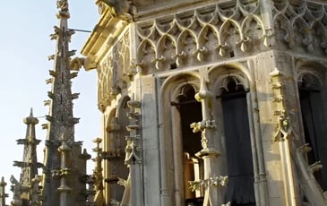 Exploration des charpentes et des hauteurs d'une cathédrale gothique