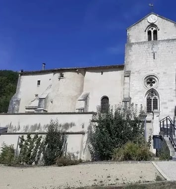 Explorez une église fortifiée